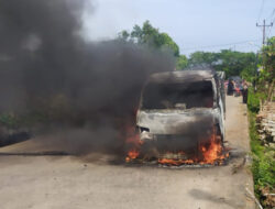 Mobil Pickup Terbakar di Jalan Desa Durian Kubu Raya